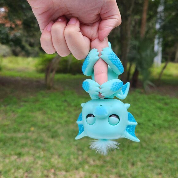 WowWee Fingerlings Interactive Blue Baby Noa Dragon Toy Figure - Picture 2 of 2
